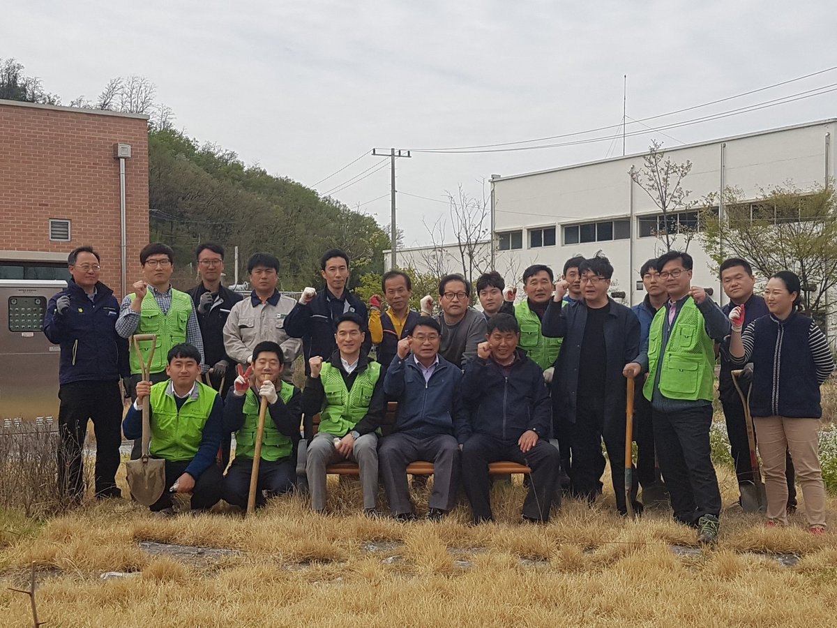 inhee_jun's tweet image. #성남시 수질복원센터에서 미세먼지 절감 및 방문하고싶은 환경을 만들기위해 이원대 과장님을 비롯한 직원 및 대행사 분들과 함께 자두,대추나무 및  나라꽃#무궁화 등을 심었습니다 시간이 지나면 열매와 아름다운 꽃이 보이겠지요 ~~
