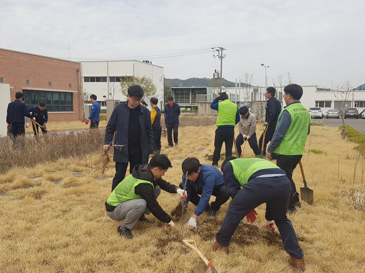 inhee_jun's tweet image. #성남시 수질복원센터에서 미세먼지 절감 및 방문하고싶은 환경을 만들기위해 이원대 과장님을 비롯한 직원 및 대행사 분들과 함께 자두,대추나무 및  나라꽃#무궁화 등을 심었습니다 시간이 지나면 열매와 아름다운 꽃이 보이겠지요 ~~