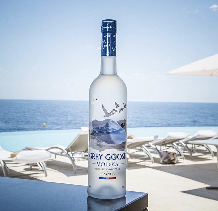 AmandaAbiassi's tweet photo. Only #TopShelf will do for our VIPs 😎 Grab your poolside cabana, #VIP or #PowerCouple tix &amp; enjoy complimentary cocktails thx to #bedtimestories2018 liquor sponsors #greygoose #bacardi #cazadorestequila #CHEERS #ElevateTHIS #wadesmithfoundation✨
https://t.co/gWq1K3yKVu https://t.co/VNoTfMkPZH