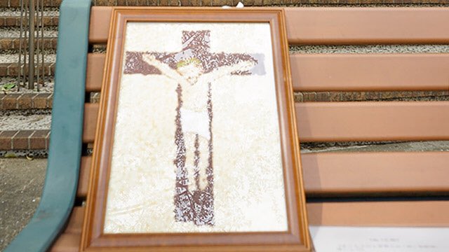 神戸松蔭女子学院大学 キリスト教センター恒例の春の行事 十字架ツアー 中世末期から行われてきた 十字架の道行 に倣い イエス キリストが捕えられ 十字架に付けられ 葬られるまでの14の場面を それぞれの出来事に心を留めて祈りを捧げました 神戸松蔭女子学院大学 キリスト教センター恒例の春の行事 十字架ツアー 中世末期から行われてきた 十字架の道行 に倣い イエス キリストが捕えられ 十字架に付けられ 葬られるまでの14の場面を それぞれの出来事に心を留めて祈りを捧げました