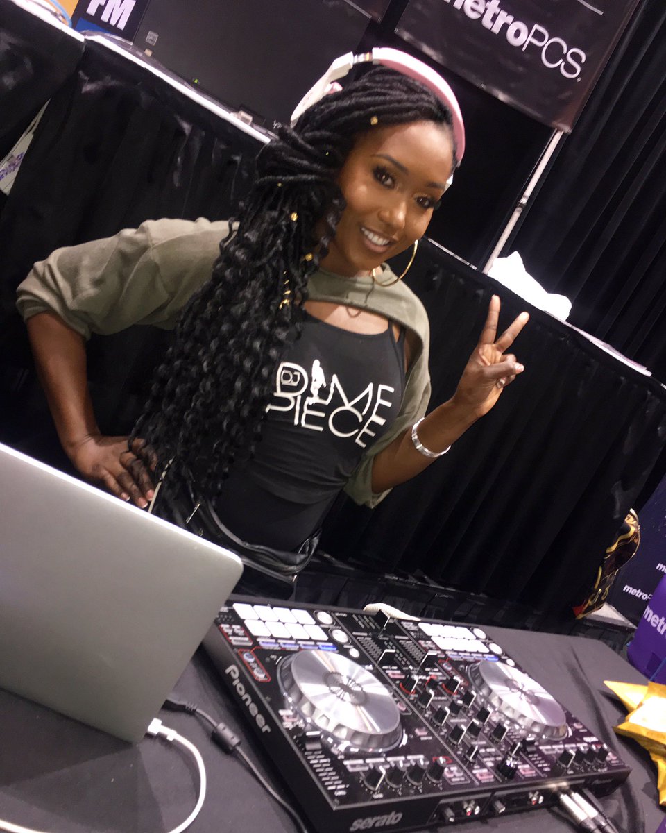 DJDimepiece's tweet photo. #GirlPower on high at the @BlackWomensExpo with @WGCI in #Chicago! Thank you @KamThe_Creator for these shots! iWas #FlyOnaDime in gear from @DimeTimeStore, @RastAfriBraid #FauxLocs + #MakeUp by @SheenaMarieBeauty! #DimeTime https://t.co/PpEaIbLL1H