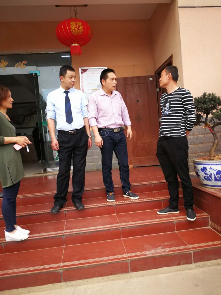 HRCCHINA's tweet photo. 因祭拜已故民主党人#佟适冬 ，湖南株洲公民陈小平@LinShiWaiWu 、郭闽、吴明、李飞、孟铭五人疑遭警方控制后失联。五人于4月11日去到位于株洲市石峰区仁孝陵园的佟适冬墓地祭拜，祭拜仪式结束后与陵园管理方就佟适冬墓碑在清明节期间遭人恶意涂污一事进行了交涉。
https://t.co/j0n5cDoIKt https://t.co/WX4eF9DGK0