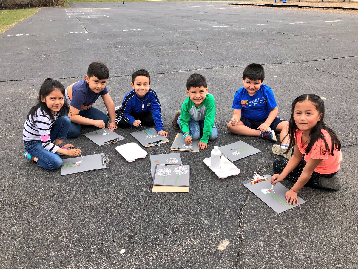 We took our spring flower paintings and paint outside to enjoy the sun! ☀️