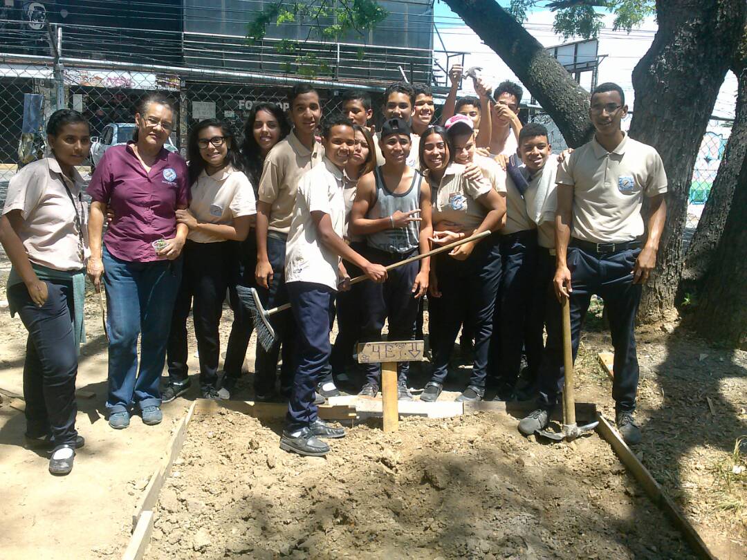 CbitLiviaGou's tweet photo. A través del proyecto #TodosManosALaSiembra se visualizan las acciones técnicas productivas de nuestros estudiantes impulsandolos a la agricultura sustentable en la UEN Livia Gouverneur #Miranda. Solo en @revoeducativa  @JauaMiranda @vane_prieto @Fundabit @rosabecerra3 https://t.co/ddcThHbgQt