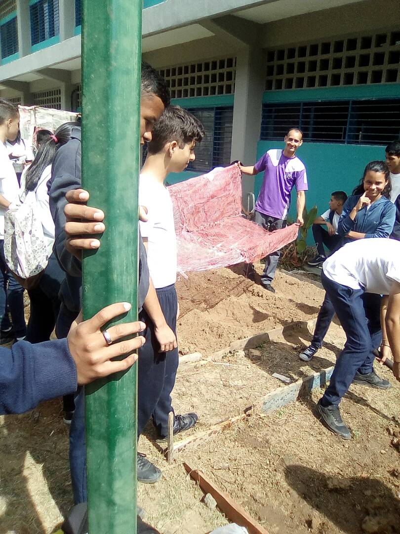 CbitLiviaGou's tweet photo. A través del proyecto #TodosManosALaSiembra se visualizan las acciones técnicas productivas de nuestros estudiantes impulsandolos a la agricultura sustentable en la UEN Livia Gouverneur #Miranda. Solo en @revoeducativa  @JauaMiranda @vane_prieto @Fundabit @rosabecerra3 https://t.co/ddcThHbgQt