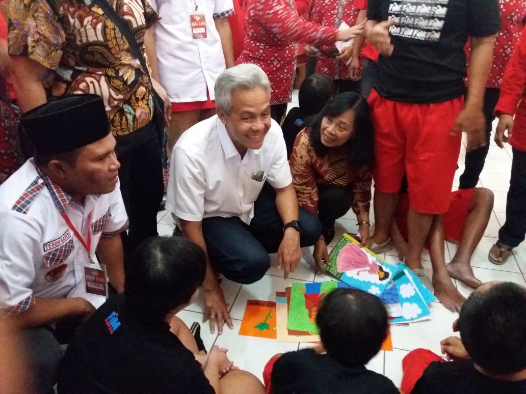 PacPdipcolomadu's tweet photo. Pak @ganjarpranowo berkunjung ke Panti Asuhan Sumber Kasih Kota Salatiga

#GanjarYasin
#KandangBant3ng
#PilgubJateng https://t.co/j9AVlgPp2S