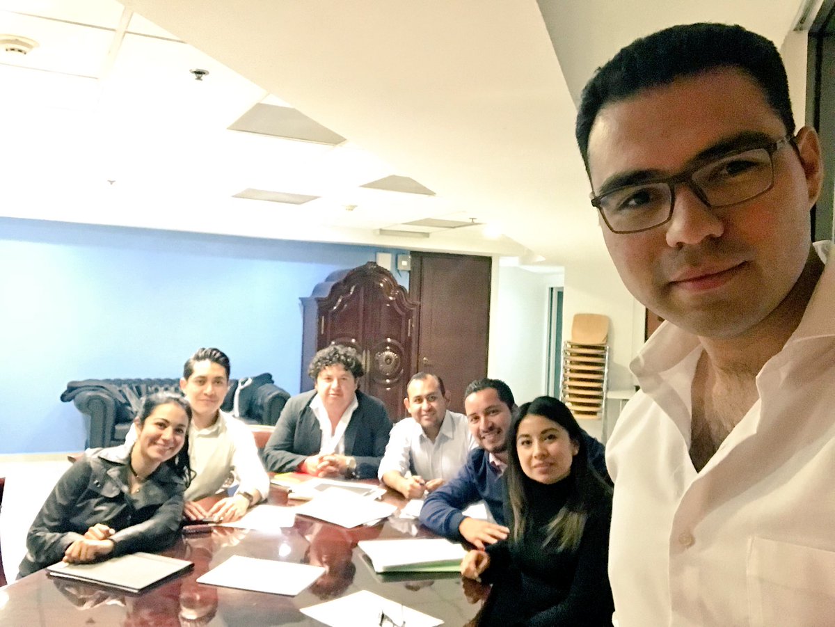 josueantonio300's tweet photo. Grandes reuniones de trabajo, siempre productivas, con un súper equipo!!! @isimen77 @glads_maldonado @juandea82 @BryanMtzG @iantonio25 @m https://t.co/nkqqR0mrIa