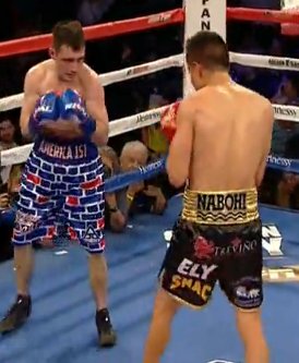 julianisjulius's tweet photo. Rod Salka lleva unos pantalones que parecen un muro de ladrillos y la inscripción "América Primero". 
Y está boxeando contra un mexicano   #VargasSalka https://t.co/up78O3EOOd