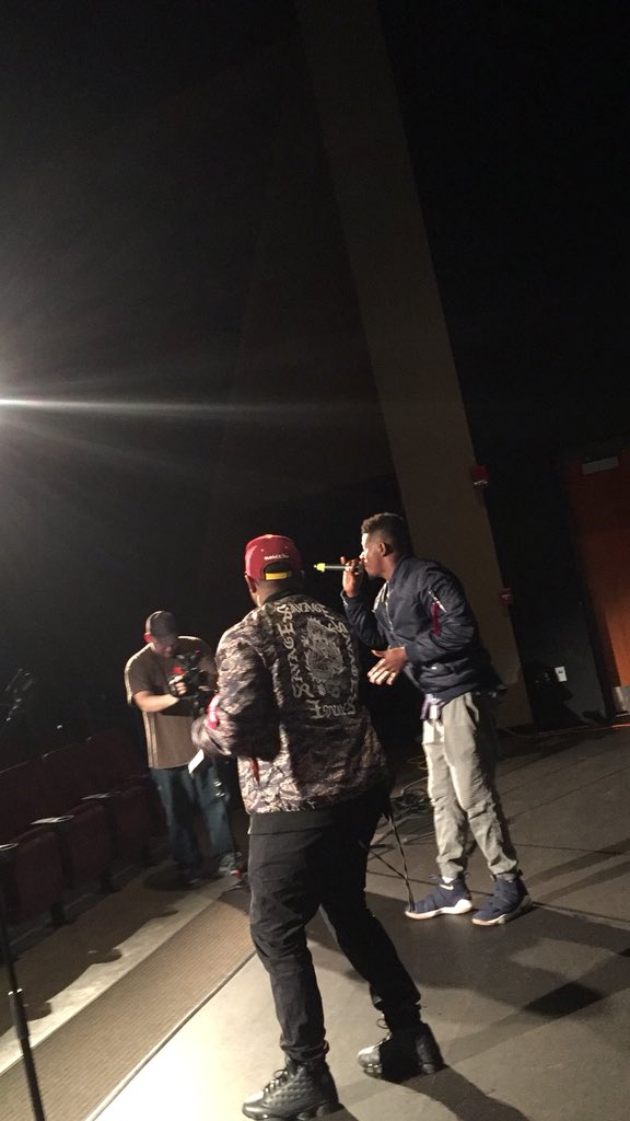 1D_Grind's tweet photo. #AKRONU @WZIP Talent Showcase was full of talent. Great space people and artists #GetMotiv. 

@BSmoothBoys kill a quick set 🎼 https://t.co/v4kxZOXvwA