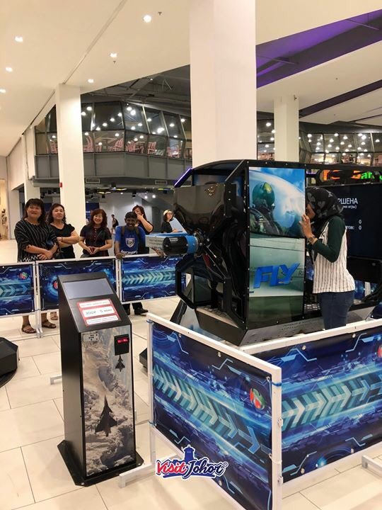 visitjohor_'s tweet photo. Pertama di Johor! Rasai sendiri pengalaman kendali Flight Stimulator 360 darjah, VR Car Stimulator ala ala bawak kereta drift, VR Coaster yang buat korang rasa macam berada dekat tempat tinggi dan bermacam lagi! | Lihat link ni, https://t.co/QEYUDCkZbL https://t.co/Rl9a6yU5Zz