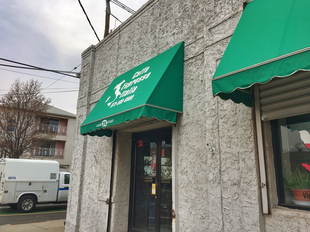 TonyAtTheTable's tweet photo. After years of friends telling me I need to eat at #CaffeEspressoItalia in #DownNeck, #Newark; today I finally had lunch there. #AdamsSt #MalvernSt #Italian #ItalianAmerican #Spilinga #Calabria #Calabrese #Spilingese #LittleItaly #Ironbound @ItalianEnclaves @Il_Regno @niaforg https://t.co/P89c42KZxr