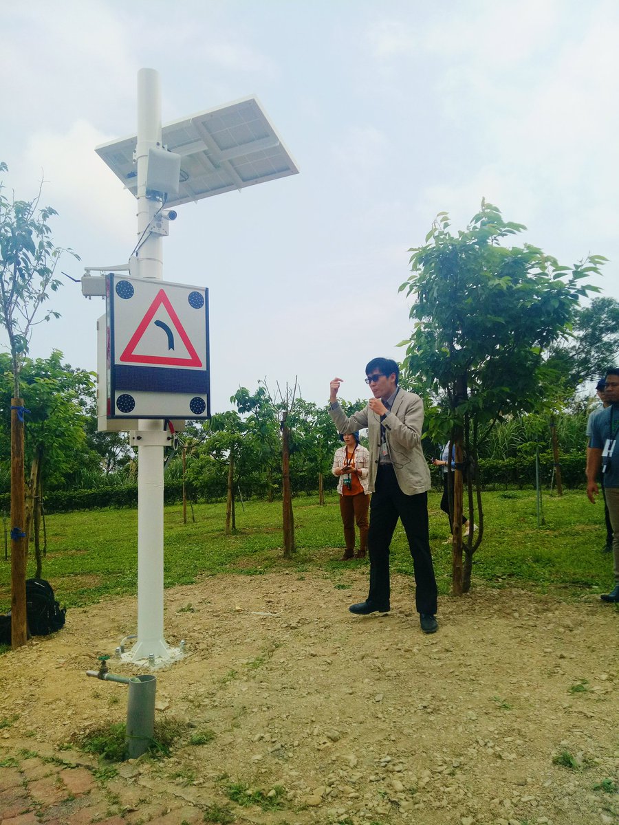 icleiseas's tweet photo. Dr. Chi-Sheng Lin of Institute for Information Industry demonstrated how the Roadside Smart Pillar works during a visit in Fo Guang University. @ICLEIKCC https://t.co/Dmjpps5GMZ