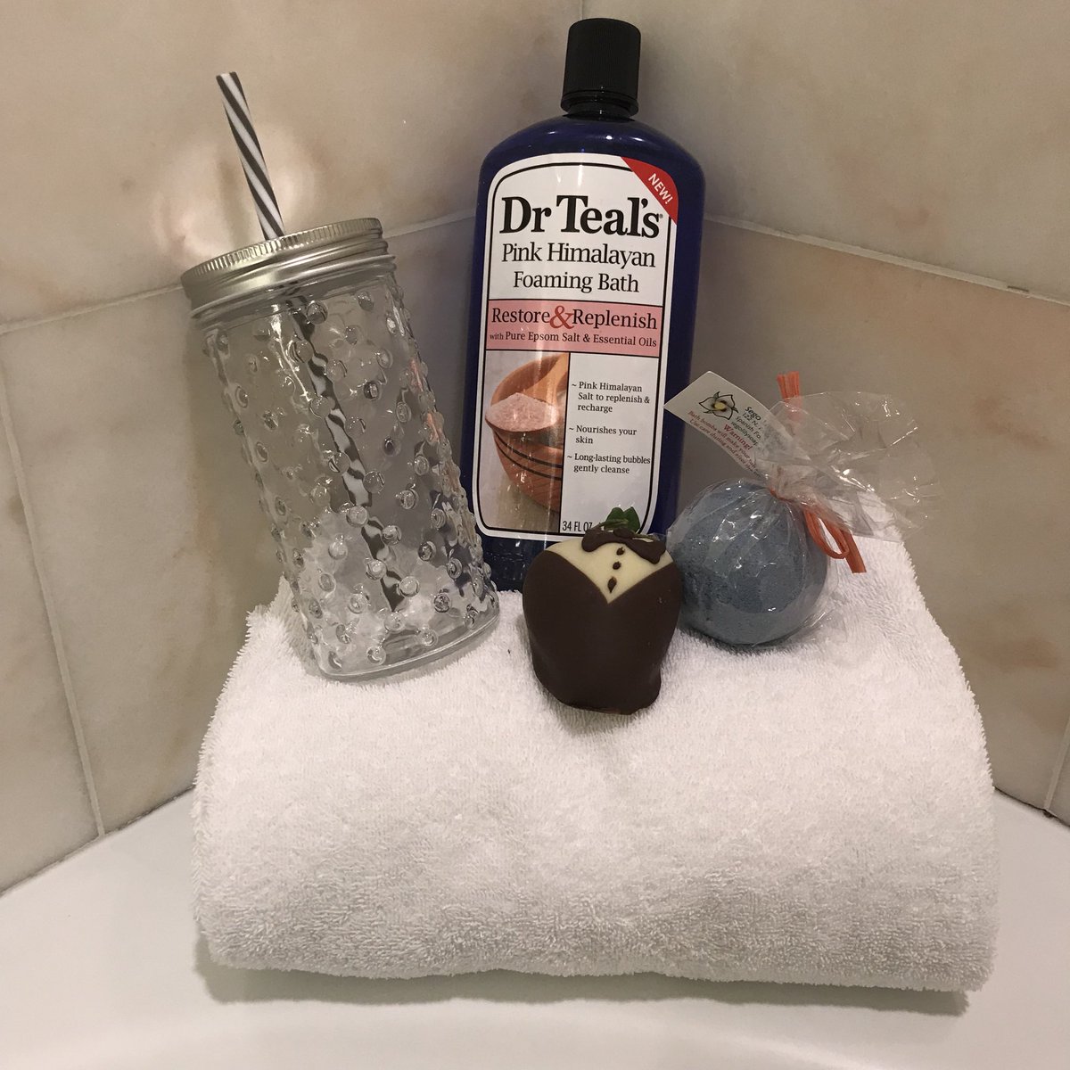 KeepMovingTara's tweet photo. Ready for a relaxing night in at @LittleAmericaSL for #snapconf! #staycation #visitutah #momsnightin https://t.co/hhajQjbjMv