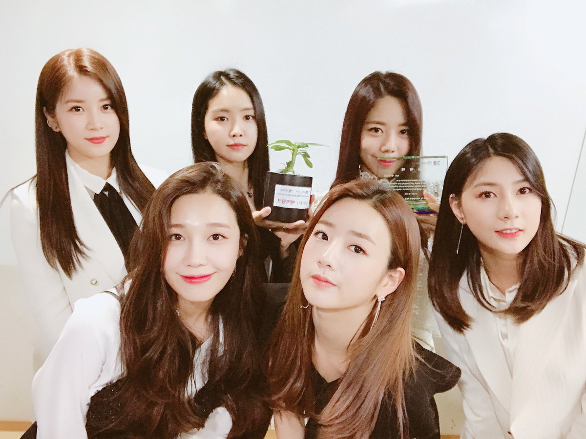 Apink_2011's tweet photo. [#에이핑크] 우리의 핑수니들이!!
5월에 열리는 부산 아프리카개발은행 총회(AfDB)
홍보대사로 발탁되었습니다🤗💕
앞으로 #AfDB 홍보대사 역할을 톡톡히 하는 모습을 기대해주세요🙌🏻

#Apink #아프리카개발총회_홍보대사
#우리_핑수니들_너무_자랑스러워😍
#멋져요_에이핑크🙌 https://t.co/mWLb50Ve8K