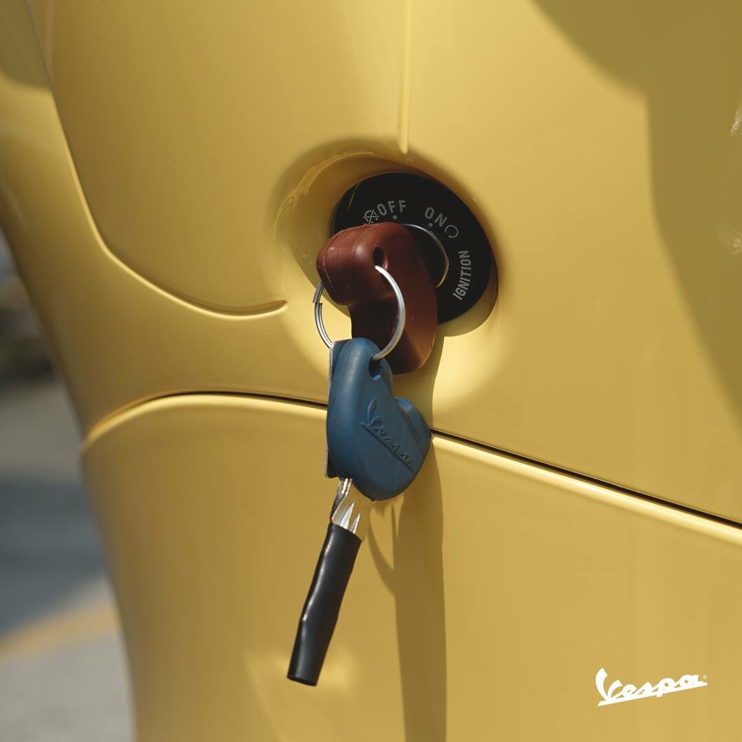 Bingung kenapa Vespa kamu punya 2 kunci?  Ada kunci warna biru dan kunci master warna cokelat dengan transponder chip di dalamnya. Inilah yang disebut dengan teknologi immobilizer, gunanya untuk mencegah penggunaan kunci tiruan! #SafetyinStyle #BersamaVespa #VespaIndonesia