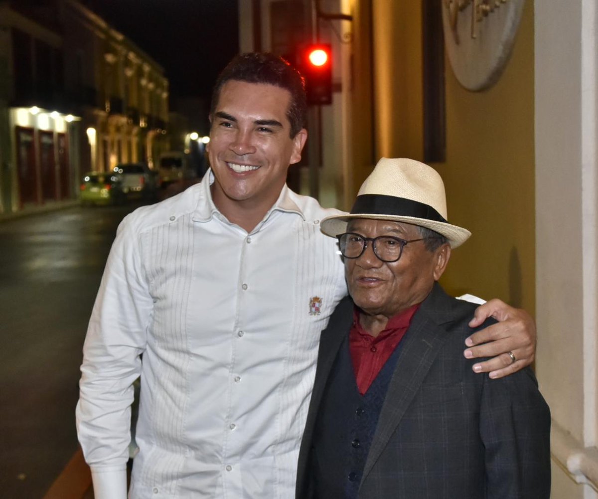 Muchas veces las calles del Centro Histórico de Campeche se han vestido de las canciones del maestro, pero hoy lo que se escuchan son los grandes pasos de Armando Manzanero. ¡Qué gusto tenerlo visitando nuestro estado! #ManzaneroEnCampeche