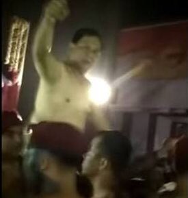 VOTING YUK!

MANA LEBIH LAKIK?

KIRI : Jokowi gendong anak Papua (RETWEET)

KANAN : Prabowo digendong anak buah (LIKE)