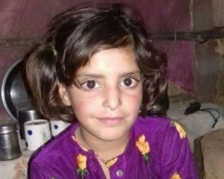 MAsood297's tweet photo. Asifa was gang raped for 8 days in a hindu temple and murdered by hindu extremists in district of kashmir 💔😢
8 sal ki bachi ka kya qasur tha 💔
#JusticeforAsifa https://t.co/vfk1QizhmP