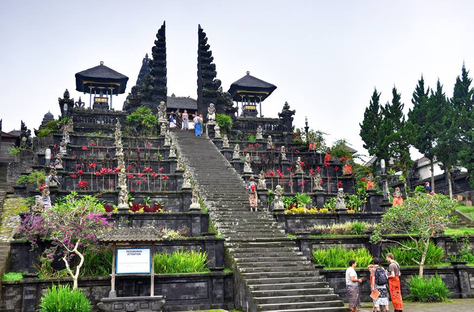 FRiiBEB's tweet photo. Besakih is known as Bali’s ‘Mother Temple’. Located in Besakih Village, Karangasem. It owns beautiful view from the top of temple area where we can see the wide nature panorama to the ocean. You can see the mighty Mount Agung in a super close distance. https://t.co/f8vl2rKM4o