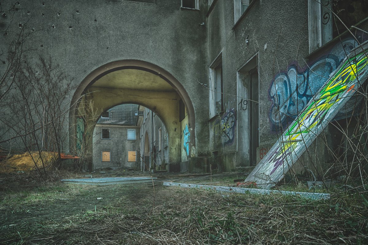 mfoerster_com's tweet photo. Das Tor zur Welt ...
_______________________
#degrasi #nrw #deutschland #LostPlaces #Tour #Lost #Places #LostPlacesTour #Urbex #colors #nature #francy #epic #mystisch #Geistersiedlung #Geister #shots #shotz #Zeche #Zechensiedlung #Ruhrgebiet #Pott #graffiti #door #torbogen https://t.co/HYOVQnguqu