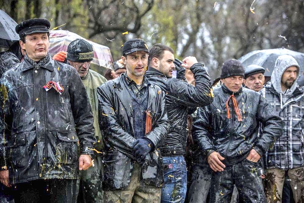 Сегодня очередная годовщина подвига запорожцев. 8 часов они стояли под ударами укр националистов. Их забрасывали яйцами и камнями. Они не сдавались. И пели "Вставай, страна огромная". Низкий поклон вам, мужики!