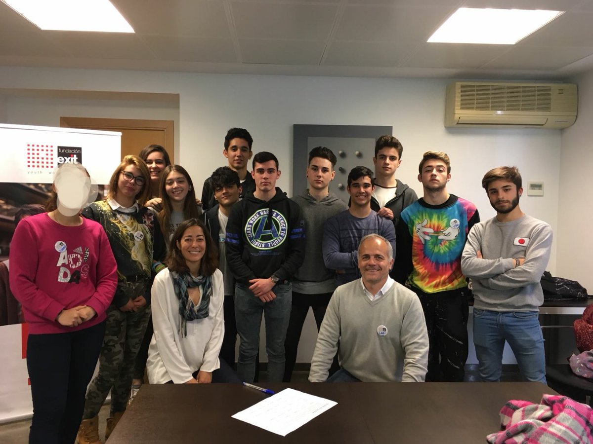 gabrieldeler's tweet photo. "Tus ganas son mis ganas". Este es el lema de los jóvenes participantes en la edición piloto que  comenzamos en #Paterna con el  Proyecto #CoachPyme,  de @fundacionexit. 
#winwin #empleabilidad #RSC #voluntariadoCorporativo https://t.co/sD5EPWh1MN