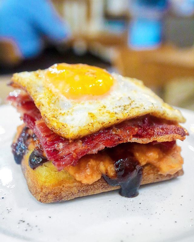 How’s your Friday stacking up? Hopefully as good as this stack. It’s the latest #CrumpetCollaboration from @goodandpropertea.  @londontheinside turns out an epic stacked crumpet that celebrates the Full English.  Smashed beans, fruity brown sauce, square… ift.tt/2GZ4iSF
