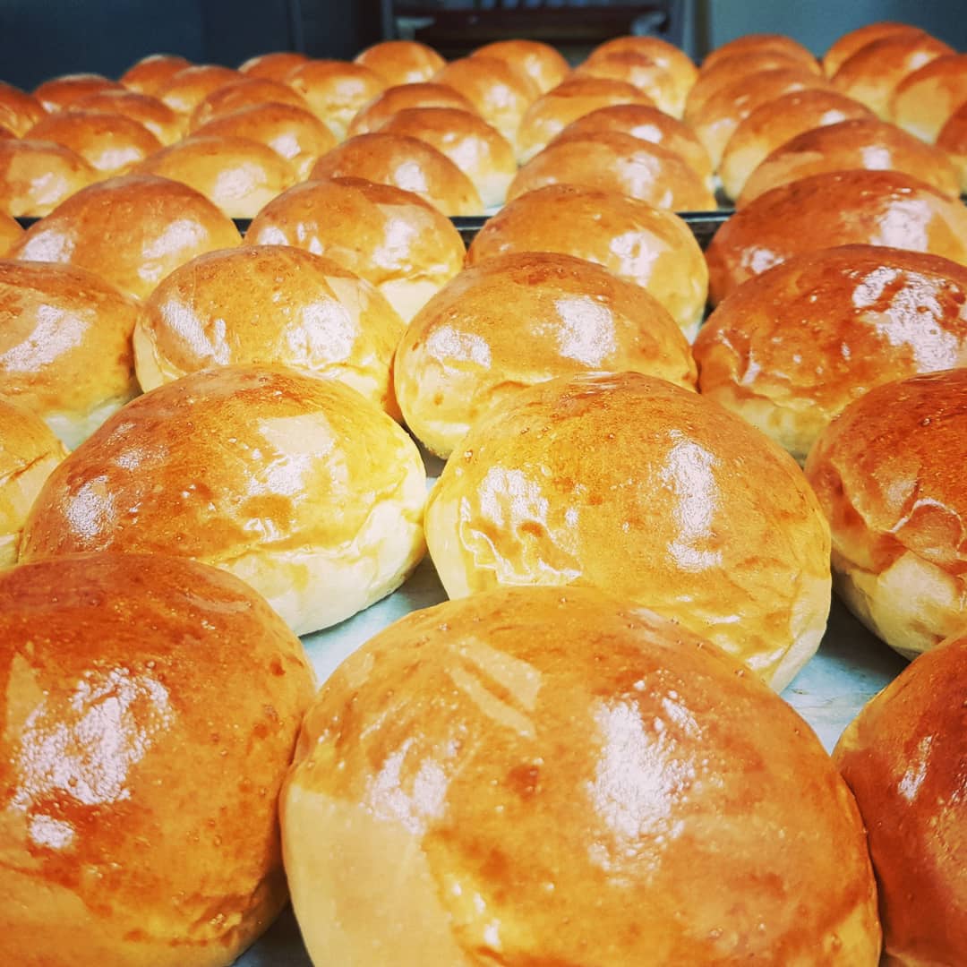 thoughtfulbread's tweet image. A sea of slider buns and a special variant on a foccacia (mainly, no oil). 
Heading to @CreativeSliders for their pop-up @Hunter_Sons. 
Every thurs, Fri and Sat in April.

You will kick yourself for not going so get down there.

#specialitybread #realbread #sliderbuns #burgerbuns