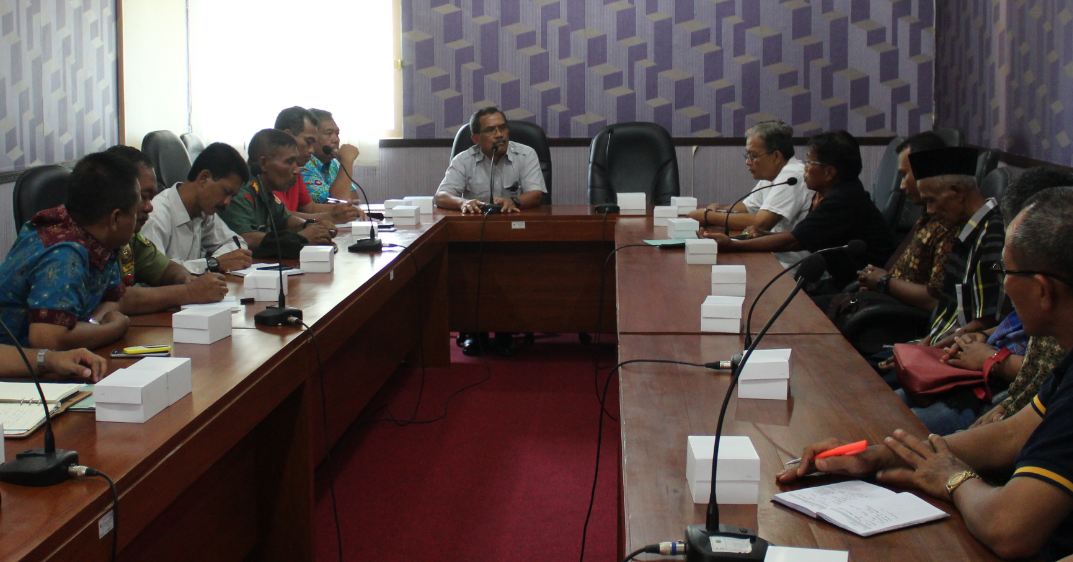 Jumat (13/4/2018)
Bupati Djoko Nugroho <a href="/Djoko_Arief/">Bupati&Wabup Blora</a> menerima audiensi PKL Kawasan PLN Cepu terkait rencana relokasi untuk penataan kawasan perkotaan di Simpang 7 @KecamatanCepu 

<a href="/SatpolPPBlora/">Satpol PP Blora</a> <a href="/AriefRohman838/">Arief Wabup Blora</a> <a href="/bdnrmj/">Bondan</a> @PKKBlora <a href="/sam_gautama/">samgautama karnajaya</a> <a href="/Dinrumkimhubbla/">Dinrumkimhub Blora</a> <a href="/polresblora/">Polres Blora</a>