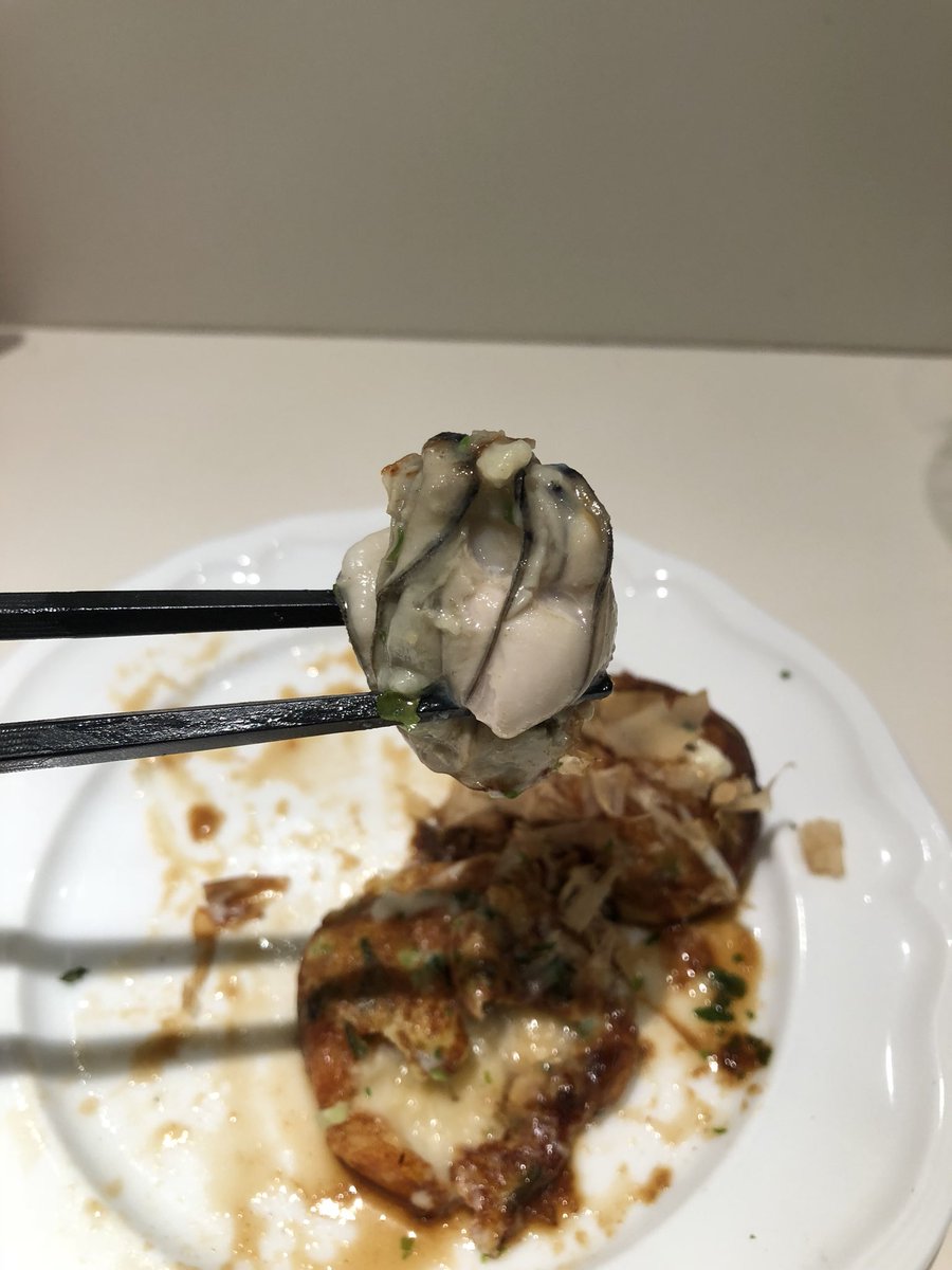 お食事男子 カナヤマ オイスターバー かきまる 牡蠣料理専門店でオーダーしたのが かきまる 簡単に言うと タコ焼きの牡蠣バージョン 生地の中には牡蠣が丸ごと1個入っています プリプリの牡蠣 濃厚な牡蠣エキス たまらん 牡蠣 名古屋 金山