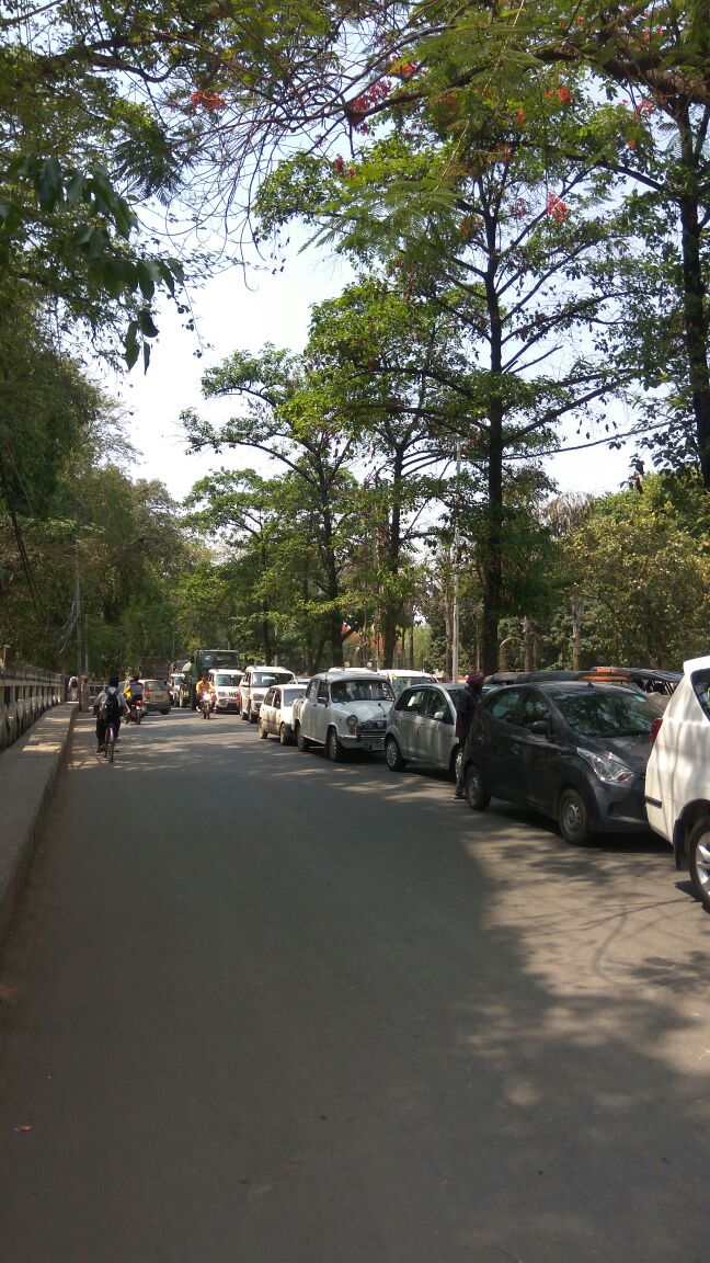 Lawyers paralysed traffic movement in vicinity of district court including on airport road in Varanasi