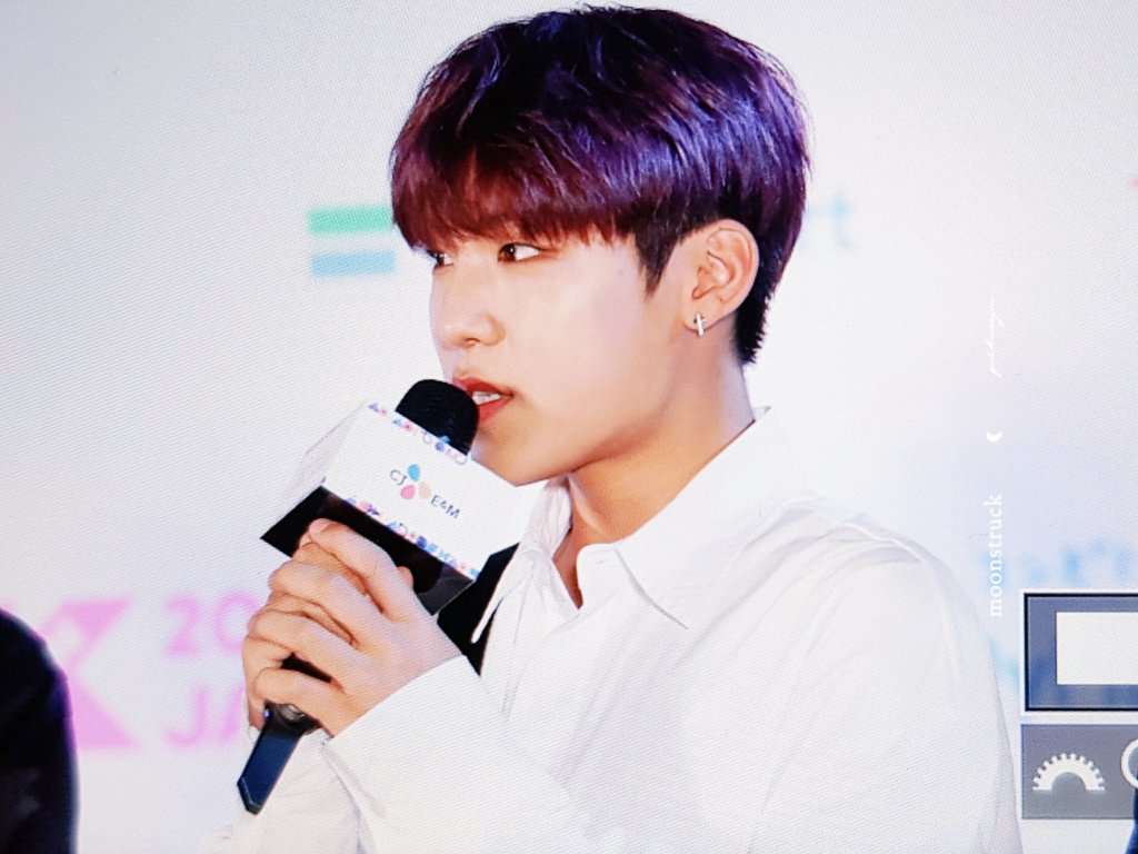 PARKWOOJINkr's tweet photo. 180413 KCON RED CARPET #우진
마이크 양손으로 꼭 쥐구 말하는거 😭😇❣ #박우진 https://t.co/LYeUTji2aQ