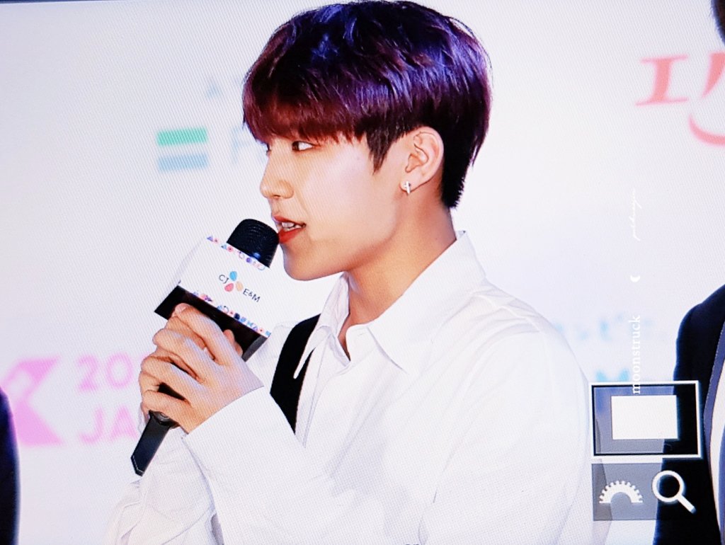 PARKWOOJINkr's tweet photo. 180413 KCON RED CARPET #우진
마이크 양손으로 꼭 쥐구 말하는거 😭😇❣ #박우진 https://t.co/LYeUTji2aQ
