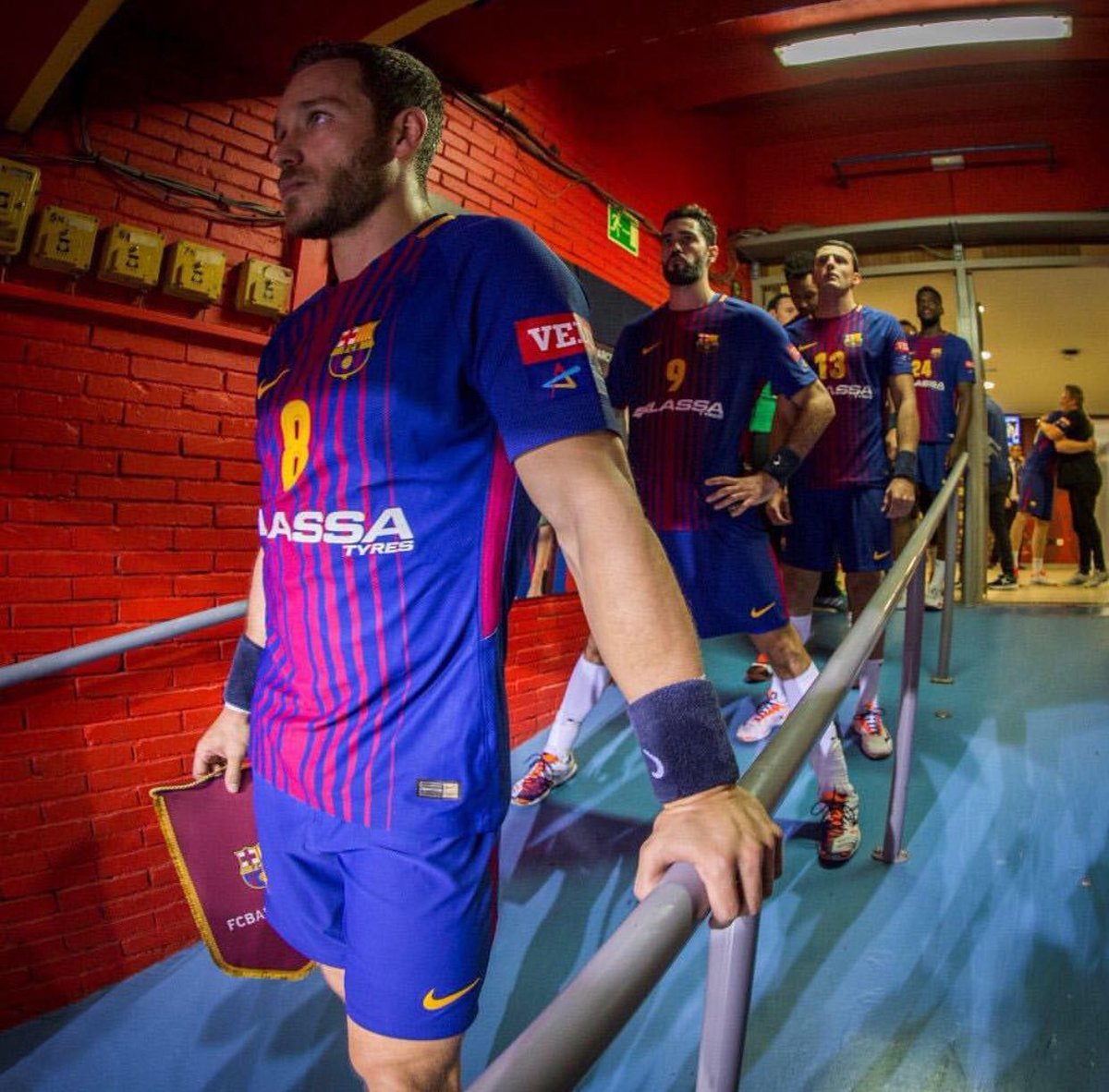VictorTomas8's tweet photo. Continua la lliga! Un derbi sempre és un derbi i el @BMGranollers està en un gran moment! Hem de seguir lluitant per intentar guanyar tots els partits que ens queden! #ForçaBarça 🔵🔴 #FCBLassa #VT8 https://t.co/GDzwmAKxdT
