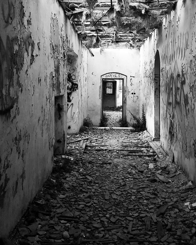Ronin303's tweet photo. Corridor #Levidi #Pallini #Greece #bnw #blackandwhite #abandoned #abandonedplaces #old #left #ruined #estate #mansion #creepy #exploring https://t.co/gXS7jBTTDn https://t.co/Q9QGPoDALA