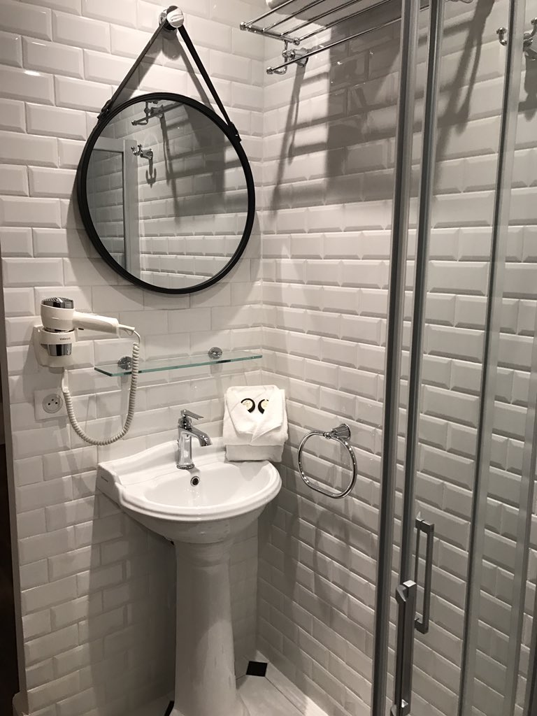 explorenca's tweet photo. L'Arome hôtel, un nouvel établissement de charme au style industriel et raffiné, a ouvert ses portes hier à #Nice06 
👉 https://t.co/QARJN2UFg0 https://t.co/allZ6CXSnN