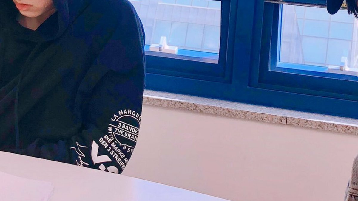 germanyneedsbts's tweet photo. "Die Marke mit den 3 Streifen" xD
- Admin S
#jungkook #bts #germanyneedsbts #btsineurope #btsingermany https://t.co/7ps5kG08tx