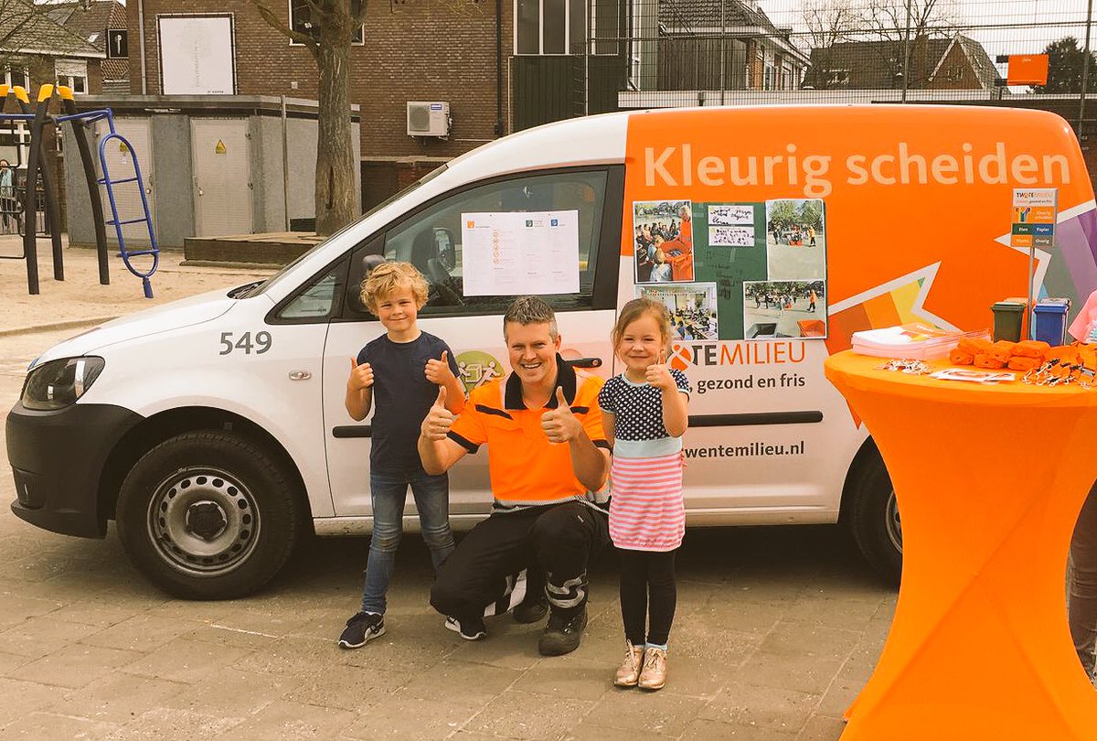 TwenteMilieu's tweet photo. Twente Milieu werkt samen met gemeenten aan een ‘Afvalloos Twente’. Daarbij speelt de jeugd een belangrijke rol! Onze #afvalcoaches komen daarom ook op basisscholen om kinderen meer te leren over afval scheiden en een schone, gezonde en frisse leefomgeving! #samen #afvalscheiden https://t.co/FkYWHHISbr
