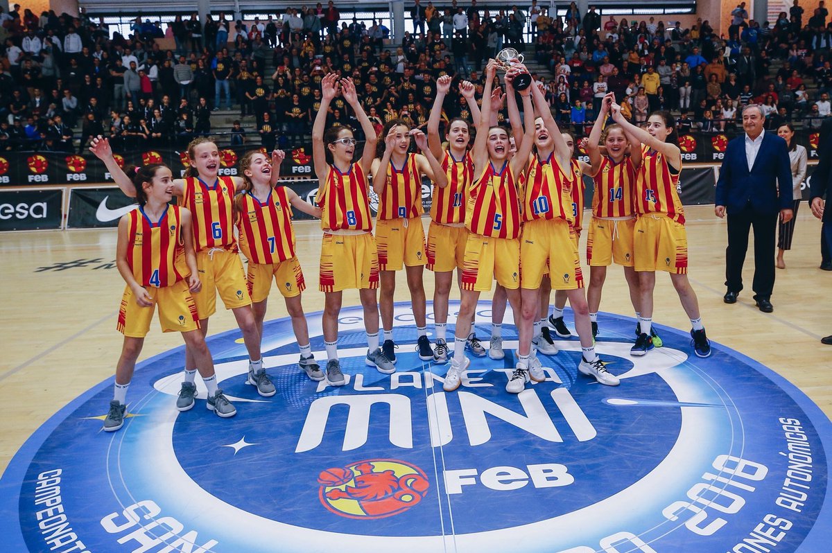 ASRBasketAlmeda's tweet photo. La 🥈de la Paula i l'Ari, jugadores del #MF06ALM amb #CatalunyaBQ tot un ORGULL per la família @FemBasketAlmeda que volem celebrar amb un GRAN RECONEIXEMENT!!
Omplim el pavelló!!
📅 Dissabte 14 d'Abril
⌚️ 17:55 H.
📍 Pavelló Almeda
https://t.co/IcD59NUj6L https://t.co/SK7gTEVWEC