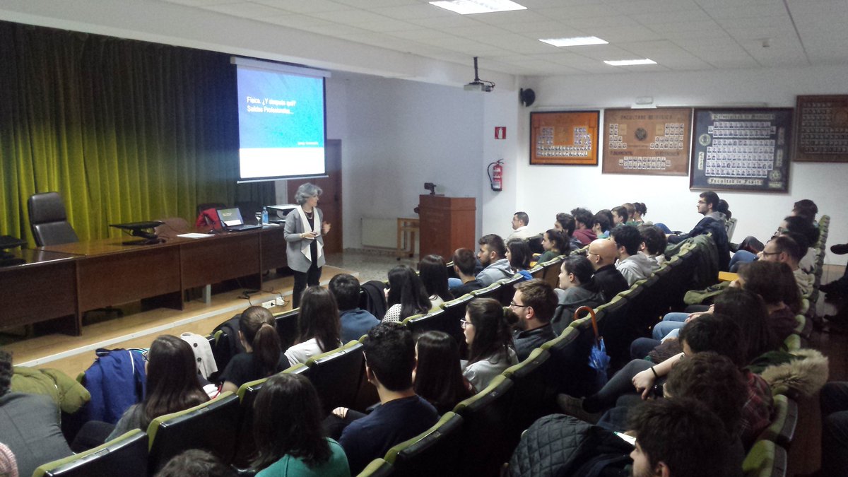 Fisica_USC's tweet photo. Estupenda charla de @luztejeda sobre saídas profesionais, con numerosa participación do alumnado #Eagoraque @red_cofis https://t.co/XVHFMFZVeA