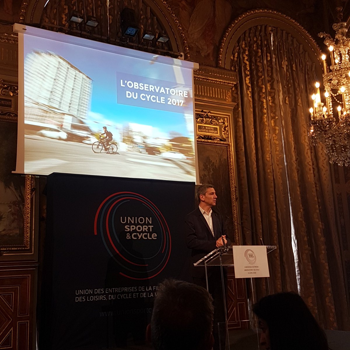 oschneider_fub's tweet photo. #observatoireDuCycle @C_Najdovski explique que la ville de @paris va accompagner la transition de ses artisans vers les #velocargo! Demandez la même chose au niveau national via https://t.co/hLeI6WtC9X https://t.co/Mf6TifWInO