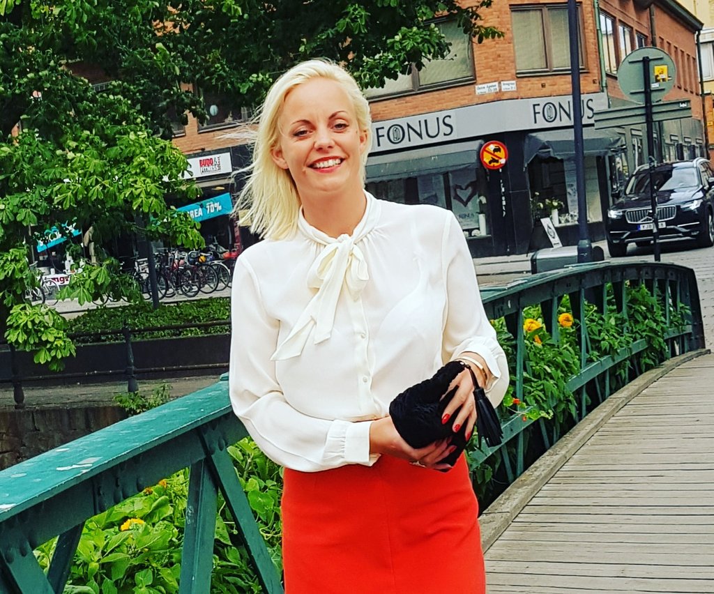 GretaTidholm's tweet photo. Må gubbväldet gå i graven.. NI KOMMER ALDRIG VINNA... era flinande gubbäckel. För när kvinnor går samman är det som en ångvält som krossar allt i sin väg. Passa er☠ #knytblusförsara #dettaleendeärföratträttvisanskasegra #knutblus #knytblusfoersara https://t.co/wjxmaKqcG4