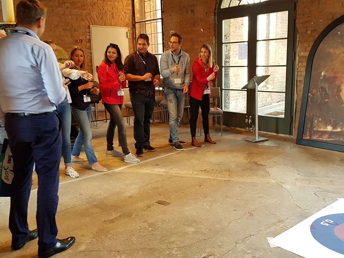 ConsultingUNITY's tweet image. Viele UNITIES sehen sich auf dem #UNITYCampus zum ersten Mal. Daher fand gestern eine große #Teamolympiade inklusive Speed-Dating statt, um das Kennenlernen zu beschleunigen und das Teamgefühl zu stärken. Das Teamevent bildete den Start für das dreitägige Event.