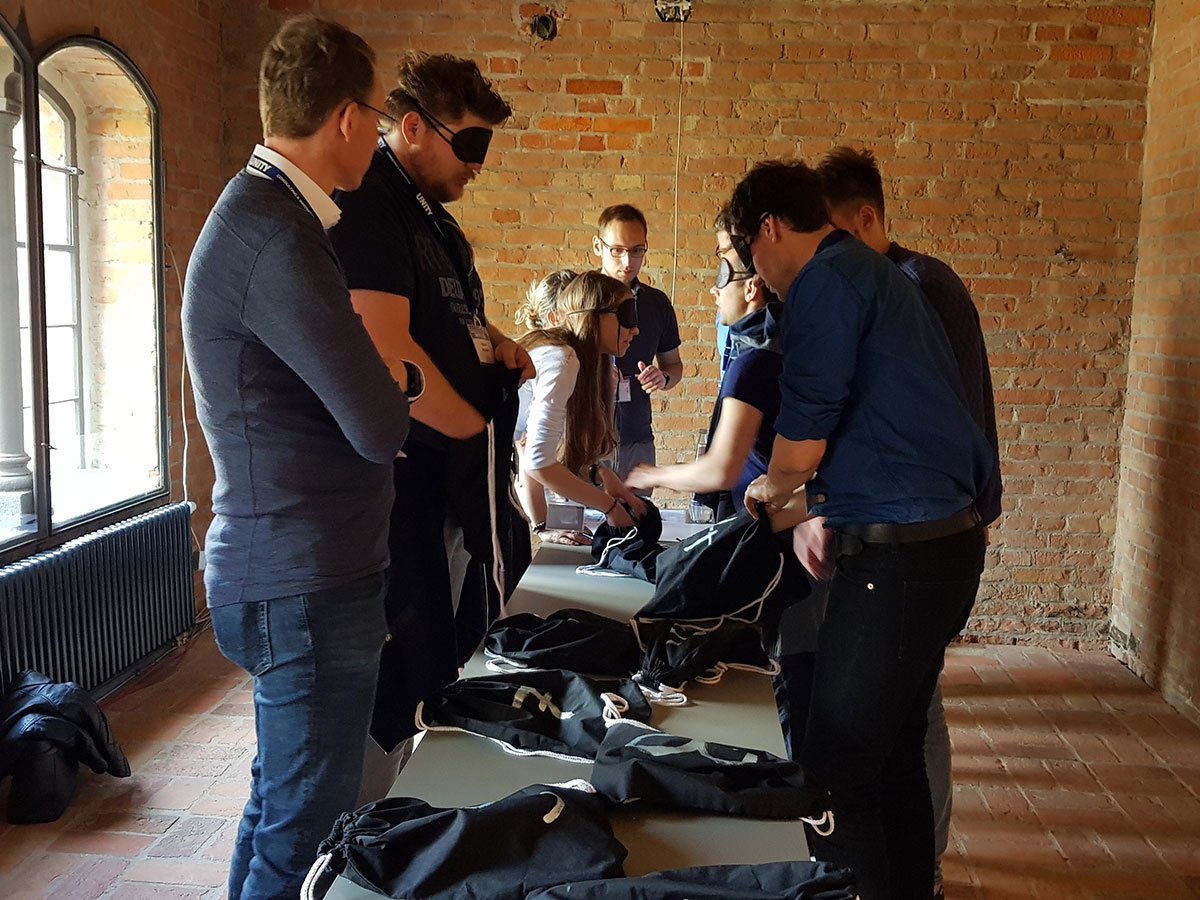 ConsultingUNITY's tweet image. Viele UNITIES sehen sich auf dem #UNITYCampus zum ersten Mal. Daher fand gestern eine große #Teamolympiade inklusive Speed-Dating statt, um das Kennenlernen zu beschleunigen und das Teamgefühl zu stärken. Das Teamevent bildete den Start für das dreitägige Event.