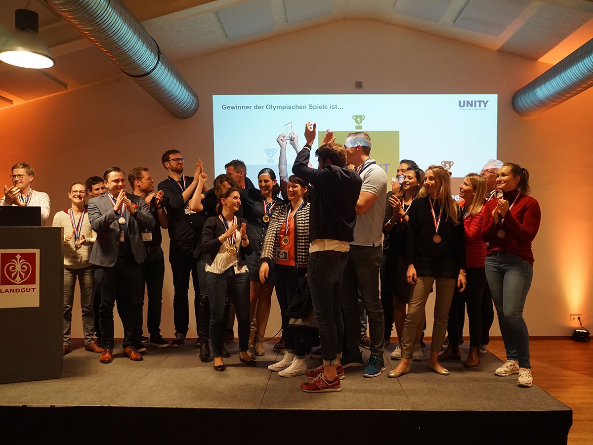 ConsultingUNITY's tweet image. Viele UNITIES sehen sich auf dem #UNITYCampus zum ersten Mal. Daher fand gestern eine große #Teamolympiade inklusive Speed-Dating statt, um das Kennenlernen zu beschleunigen und das Teamgefühl zu stärken. Das Teamevent bildete den Start für das dreitägige Event.
