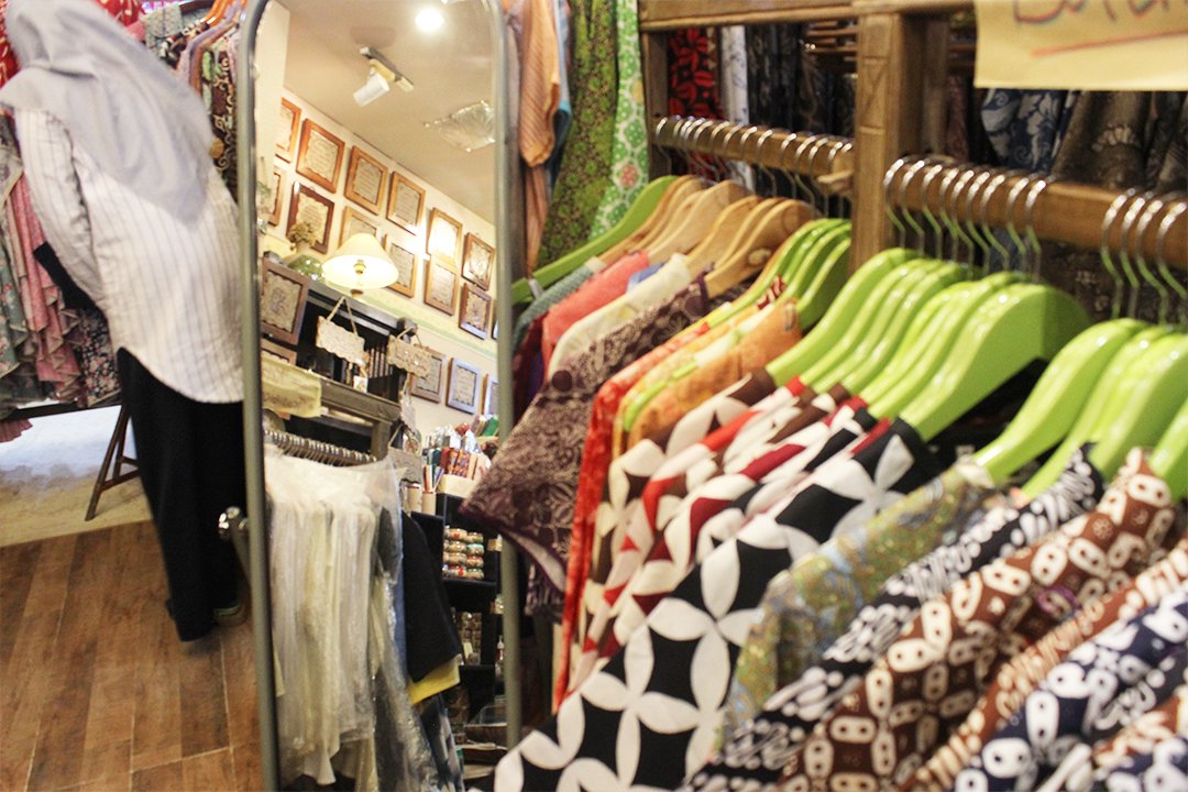 kuningan_itc's tweet photo. Pernak-pernik Qu di ITC Kuningan menyediakan souvenir, batik dan beragam produk yang bisa menghiasi rumah kamu nih. Sambil cari baju, bisa sekalian ubah tampil kamar/rumah kan ya? Yuk ke ITC Kuningan.

#Souvenir #Pernakpernik #ITCGroup #ITCKuningan #Kuningan https://t.co/kKR882bvJL