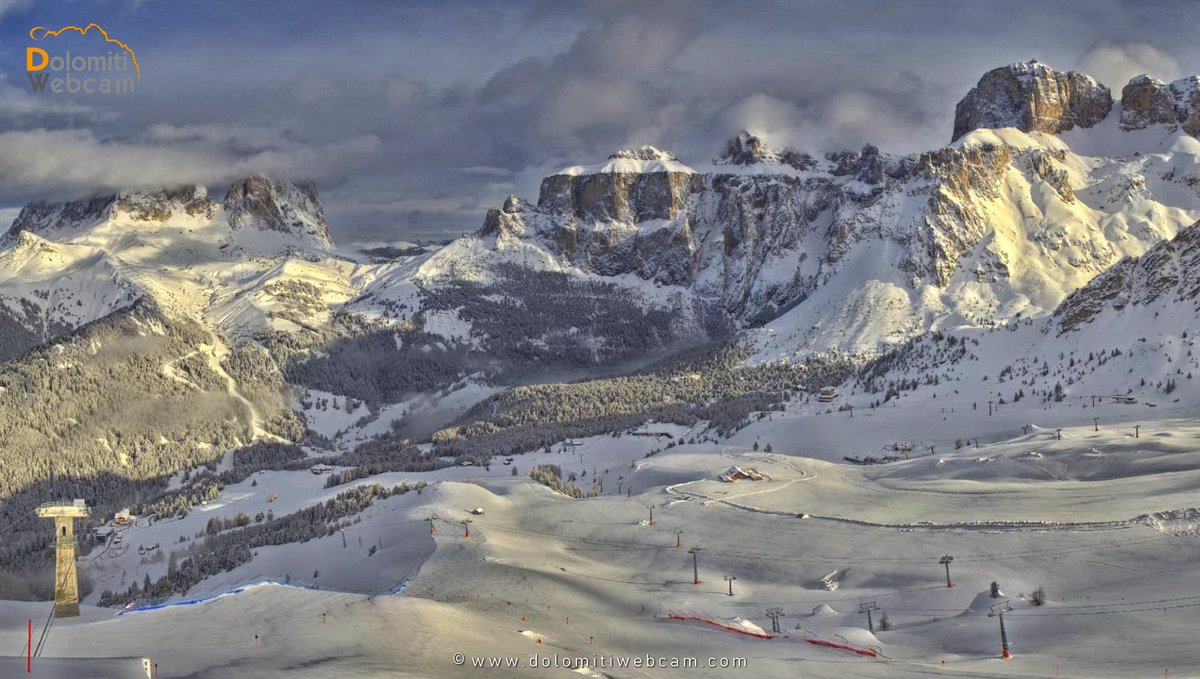 Da noi la #primavera vuol dire anche questo ... il panorama questa mattina (ricordo che siamo al 13 aprile 2018) dalla #webcam sul Belvedere a #Canazei in #ValdiFassa #Dolomiti #neve <a href="/DolomitiMeteo/">Dolomiti Meteo</a>