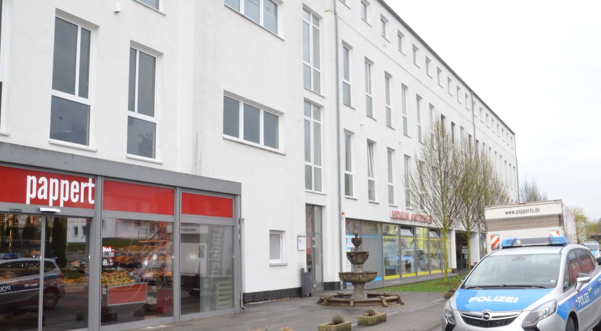 Marktkorb's tweet image. Randalierer greift Bäckerei und Polizei an: Täter von Polizei erschossen. bit.ly/2Hk9XWQ