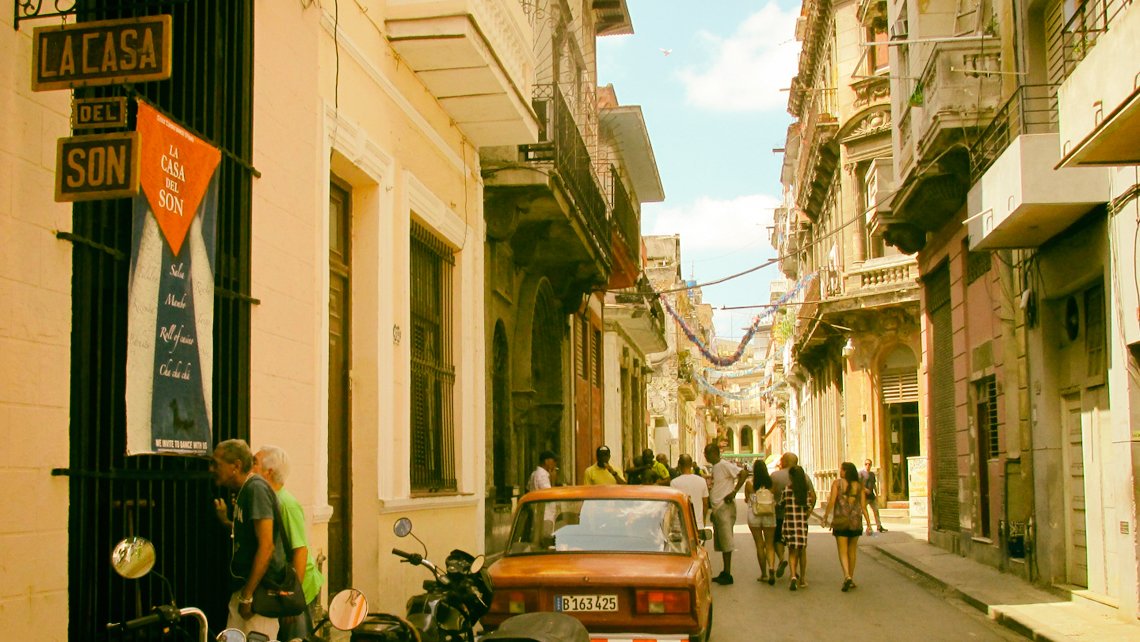 margins_fi's tweet photo. Calles con historias: Empedrado
https://t.co/HNSnTLC1XR
Son varias las calles de piedra que aún existen en La #Habana, #Cuba, un recuerdo a nuestros pies de los remotos caminos que conectaban la Villa de San Cristóbal. La 1ra de todas, como indica su nombre, fue Empedrado... https://t.co/yBon3jMJfX