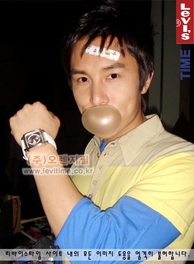 김동완은 도무지 협찬품에 시선이 안 가는 협찬사진을 찍었다.